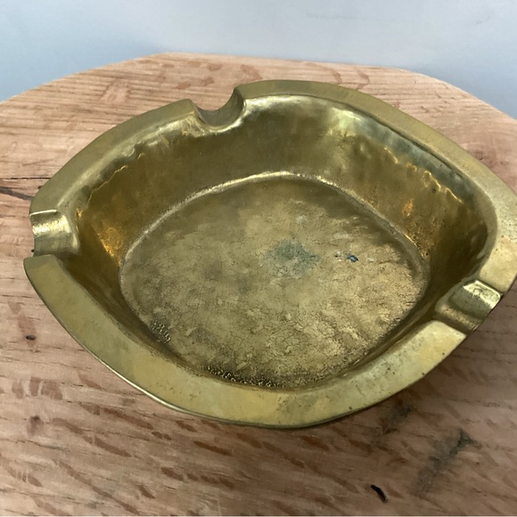 Vintage Solid Brass Ashtray - Unique Design - Beautiful Crafted of Solid Brass - Picture 2 of 11